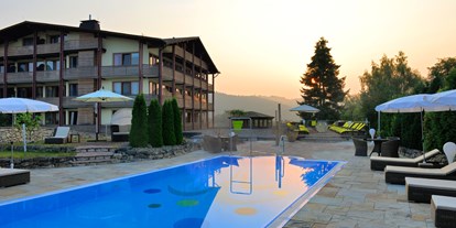 Wellnessurlaub - Ayurveda Massage - Hessen - Außenpool und Hotel - Freund Das Hotel & Natur Resort