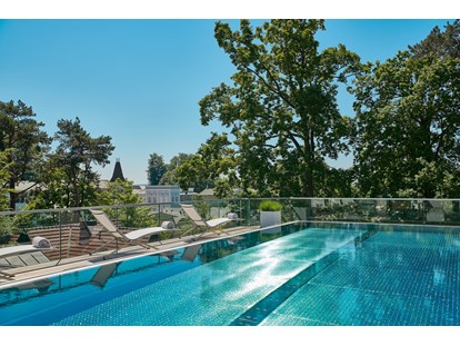Wellnessurlaub - Parkplatz: kostenlos beim Hotel - Rügen - rooftop pool - Romantik ROEWERS Privathotel
