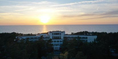 Wellnessurlaub - Hotel-Schwerpunkt: Wellness & Familie - Ostseeküste - Strandhotel Fischland von Oben mit Meerblick - Strandhotel Fischland 