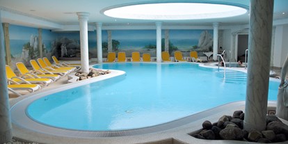 Wellnessurlaub - Klassifizierung: 4 Sterne S - Stralsund - Der 28°C warme Pool des Arkona Strandhotels inklusive einem Hot-Whirlpool. Weiterhin bieten wir Ihnen verschiedene Saunen an.  - Arkona Strandhotel