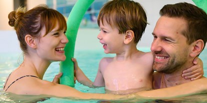 Wellnessurlaub - Gesichtsbehandlungen - Mecklenburg-Vorpommern - Familie im Schwimmbad - Familien Wellness Hotel Seeklause