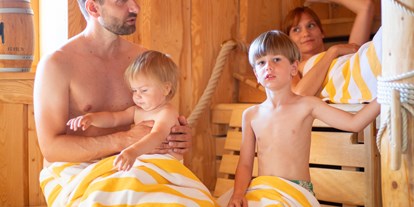 Wellnessurlaub - Wellness mit Kindern - Region Usedom - Familie in der Katensauna - Familien Wellness Hotel Seeklause
