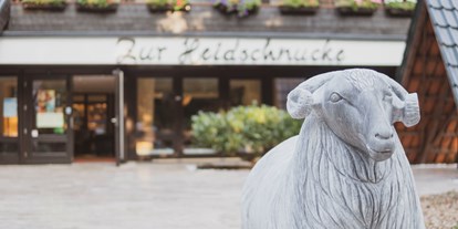 Wellnessurlaub - Hotel-Schwerpunkt: Wellness & Familie - Lüneburger Heide - Hoteleingang - Hotel Zur Heidschnucke