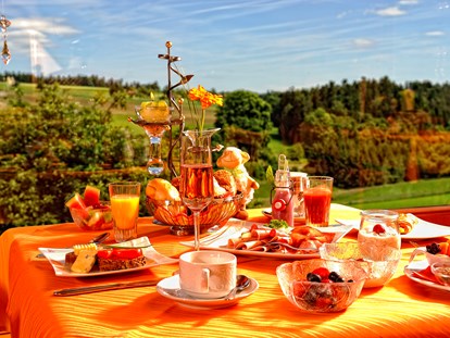 Wellnessurlaub - Verpflegung: Frühstück - Waldachtal - Aussicht vom Panoramarestaurant auf das Angelbach- und Teinachtal, sowie auf den Blackforest - Landhotel Talblick ****