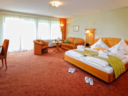 Wellnessurlaub - Bettgrößen: Doppelbett - Loßburg - Beispiel Landhaus-Doppelzimmer mit Wald,-Gartenblick  - Landhotel Talblick ****