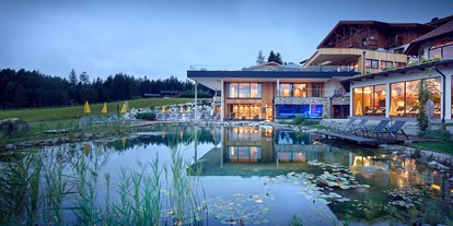 Wellnessurlaub - Pools: Infinity Pool - Kössen - Gut Sonnberghof Naturhotel