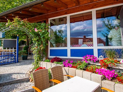 Wellnessurlaub - Bad Peterstal-Griesbach - Außensitzbereich Restaurant  - Vital- und Wellnesshotel Albblick