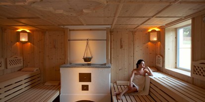 Wellnessurlaub - Schwangerenmassage - Regensburg - Mit milden 55° bis 60° C ist die Sauna sehr beliebt bei allen, die es nicht ganz so heiß möchten. Das Holz der Zirbe hat einen nachweislichen Erholungs- und Gesundheitswert. Außerdem duftet die Zirbe herrlich.  - Das Götzfried**** Kultur- und Spahotel 