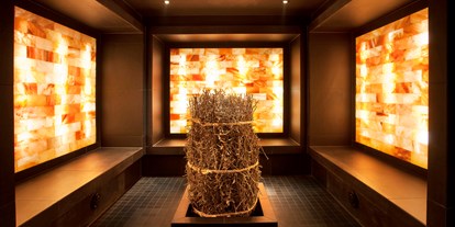 Wellnessurlaub - Hotel-Schwerpunkt: Wellness & Kulinarik - Ehrwald - Sole-Lounge ca. 36°C
Warmraum mit Solesteinen. Durch die Salzluft fühlen Sie sich wie am Toten Meer. - Panoramahotel Oberjoch