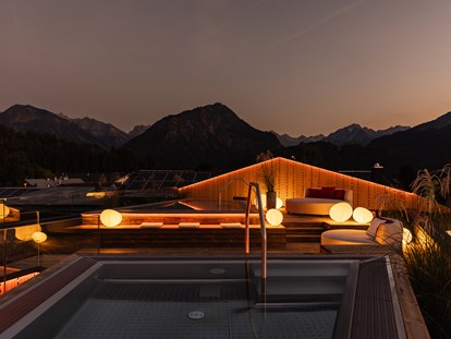 Wellnessurlaub - Aromamassage - Oberstaufen - Abendstimmung auf der Dachterrasse - Hotel Franks