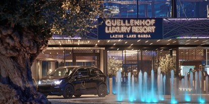 Wellnessurlaub - Ladestation Elektroauto - Lazise - Springbrunnen am Eingang - Quellenhof Luxury Resort Lazise