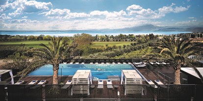 Wellnessurlaub - Pools: Schwimmteich - Dossobuono di Villafranca, Verona - Exklusiver Blick auf den Gardasee vom Sky Pool aus. - Quellenhof Luxury Resort Lazise