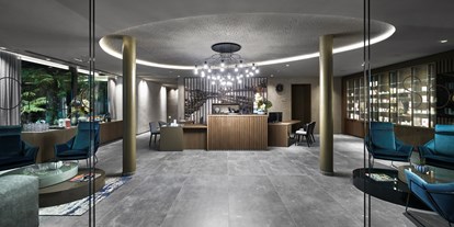 Wellnessurlaub - Kräuterbad - Venetien - Spa-Reception - Quellenhof Luxury Resort Lazise