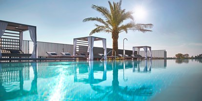 Wellnessurlaub - Lymphdrainagen Massage - Venetien - Infinity Pool mit Blick auf den Gardasee - Quellenhof Luxury Resort Lazise