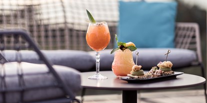 Wellnessurlaub - Ladestation Elektroauto - Venetien - Tiki Pool Bar mit leckeren Cocktail-Kreationen - Quellenhof Luxury Resort Lazise