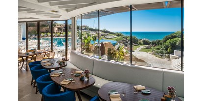 Wellnessurlaub - Pools: Infinity Pool - Porches - Whale Restaurant - Vila Vita Parc Resort & Spa