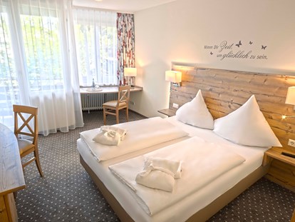 Wellnessurlaub - Bettgrößen: Doppelbett - Durbach - Doppelzimmer Standard Beispiel Haupthaus - Hotel-Resort Waldachtal