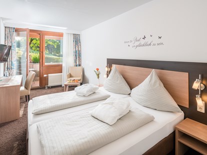 Wellnessurlaub - Bettgrößen: Doppelbett - Loßburg - Doppelzimmer Standard Beispiel Gästehaus Himmelreich - Hotel-Resort Waldachtal