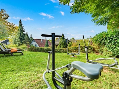 Wellnessurlaub - Peeling - Baiersbronn - Outdoor-Fitnessgeräte im Garten - Hotel-Resort Waldachtal