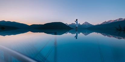 Wellnessurlaub - Pools: Infinity Pool - St. Vigil in Enneberg - Hotel Alpen Tesitin