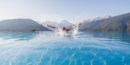 Wellnessurlaub - Pools: Infinity Pool - Matrei in Osttirol - Hotel Alpen Tesitin