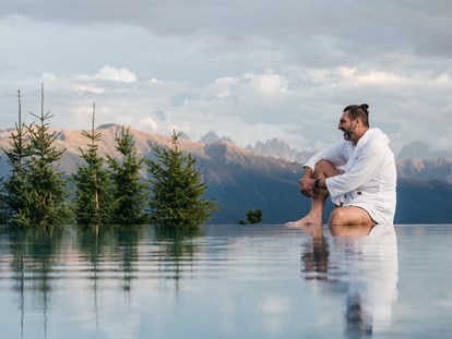 Wellnessurlaub - Ayurveda Massage - Saltaus - Tratterhof Mountain Sky® Hotel