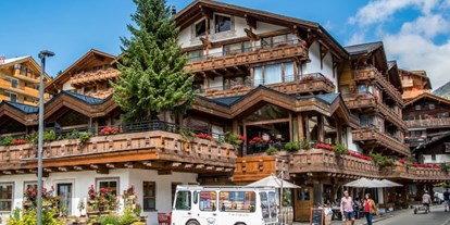 Wellnessurlaub - Umgebungsschwerpunkt: Berg - Schweiz - Aussenansicht Sommer - Walliserhof Grand-Hotel & Spa