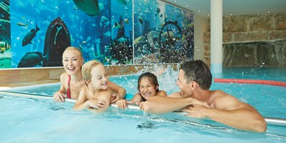 Wellnessurlaub - Pools: Schwimmteich - Mayrhofen (Mayrhofen) - Familienparadies Sporthotel Achensee