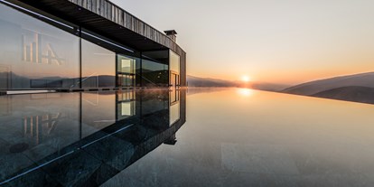 Wellnessurlaub - Pools: Infinity Pool - Taisten - Infinity-Sky-Pool - Alpine Lifestyle Hotel Ambet