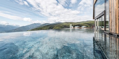 Wellnessurlaub - Pools: Innenpool - Eisacktal - Infinity-Sky-Pool - Alpine Lifestyle Hotel Ambet
