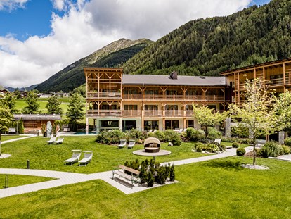 Wellnessurlaub - Paarmassage - Tirol bei Meran - Hotelpark - Hotel Masl