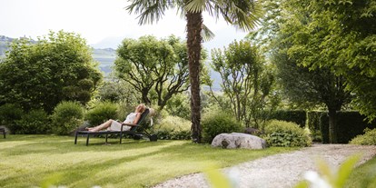 Wellnessurlaub - Honigmassage - Partschins - Relaxen im Garten - Hotel Wiesenhof