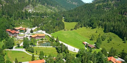 Wellnessurlaub - Pools: Innenpool - Reith im Alpbachtal - Luftbild - Feuriger Tatzlwurm