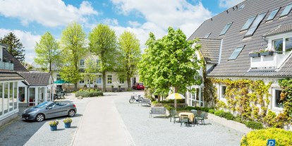 Wellnessurlaub - Hotel-Schwerpunkt: Wellness & Kulinarik - Schleswig-Holstein - Dreiseitenhof Blick auf das Haupthaus - HofHotel Krähenberg