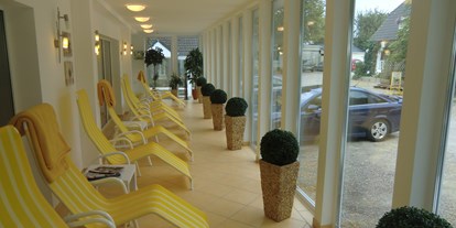 Wellnessurlaub - Hotelbar - Ostsee - Wintergartenruheraum am Schwimmbad - HofHotel Krähenberg