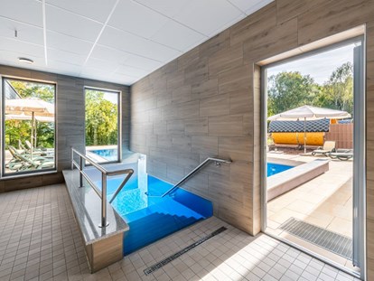 Wellnessurlaub - Finnische Sauna - Schmalkalden - Inneneinstieg für den Außenpool - AKZENT Aktiv & Vital Hotel Thüringen