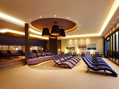 Wellnessurlaub - Pantai Luar Massage - Nordrhein-Westfalen - Kamin-Ruhelounge mit Bibliothek - Best Western Premier Park Hotel & Spa 