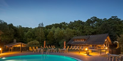 Wellnessurlaub - Pilates - Bad Düben - Außenbereich Saunawelt mit Keloblockhaussauna - HEIDE SPA Hotel & Resort 