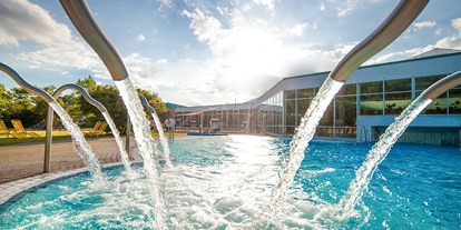 Wellnessurlaub - Wassergymnastik - Sachsen - Außenbereich Badelandschaft - HEIDE SPA Hotel & Resort 