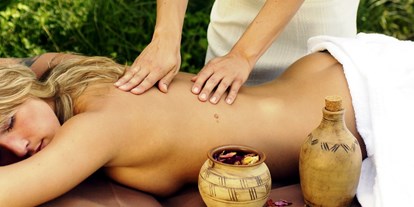 Wellnessurlaub - Hotelbar - Sachsen - Massage im Wellnessbereich - HEIDE SPA Hotel & Resort 
