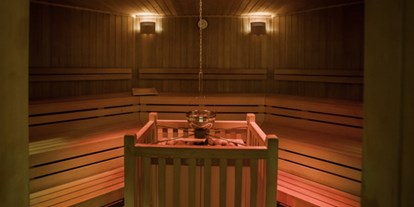 Wellnessurlaub - Fußreflexzonenmassage - Bad Düben - Finnische Sauna im Innenbereich der Saunawelt - HEIDE SPA Hotel & Resort 