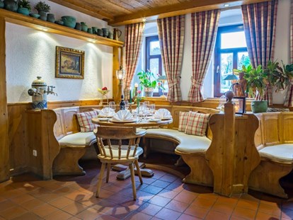 Wellnessurlaub - Lomi Lomi Nui - Erzgebirge - Kutscherstube - Romantik Hotel Schwanefeld & Spa