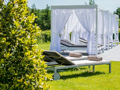 Wellnessurlaub - Ayurveda Massage - Sachsen - Liegen am Pool Spa - Romantik Hotel Schwanefeld & Spa