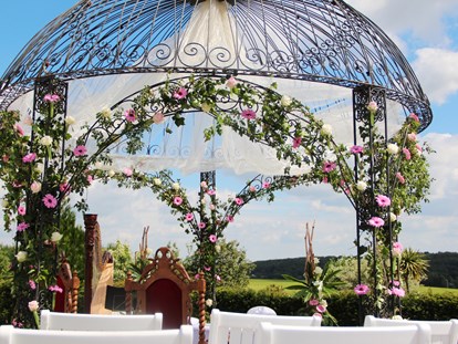 Wellnessurlaub - Kräuterbad - Erzgebirge - Garten mit Pavillon - Romantik Hotel Schwanefeld & Spa