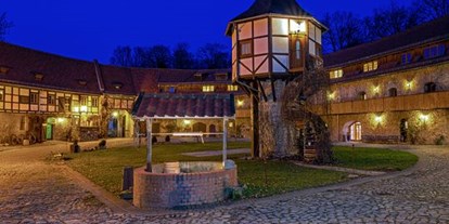 Wellnessurlaub - Kosmetikbehandlungen - Sachsen-Anhalt - Innenhof Abend - Hotel & Spa Wasserschloss Westerburg