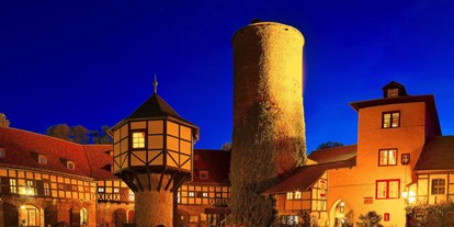 Wellnessurlaub - Rücken-Nacken-Massage - Sachsen-Anhalt Süd - Innenhof Nacht - Hotel & Spa Wasserschloss Westerburg