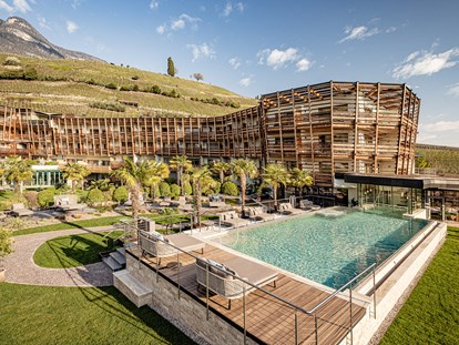 Wellnessurlaub - Umgebungsschwerpunkt: Berg - Kastelruth - Der neue Indoor-/Outdoor- Infinitypool - Lake Spa Hotel SEELEITEN