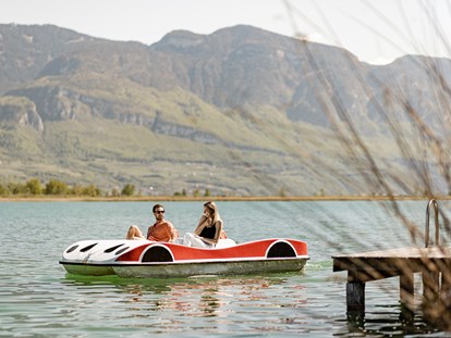 Wellnessurlaub - Lomi Lomi Nui - Italien - Treboot fahren am Kalterer See - Lake Spa Hotel SEELEITEN