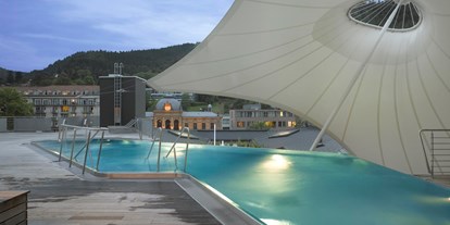 Wellnessurlaub - Ayurveda Massage - Bad Wildbad im Schwarzwald - Aussenpool - Mokni’s Palais Hotel & SPA