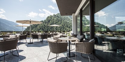 Wellnessurlaub - Hot Stone - Naturns bei Meran - Sonnen-Panoramaterrasse - Hotel Bad Fallenbach